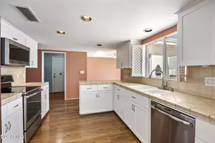 13827 N Medinan Dr, Phoenix, AZ 85022 - Photo 10