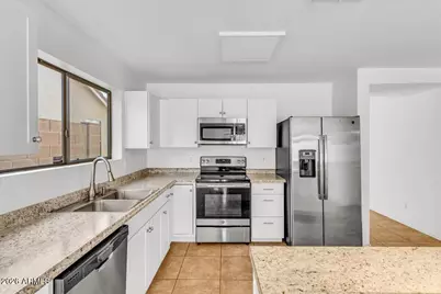 218 E Milada Drive, Phoenix, AZ 85042 - Photo 10