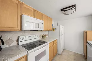 2233 E Highland Ave, Phoenix, AZ 85016 - Photo 6