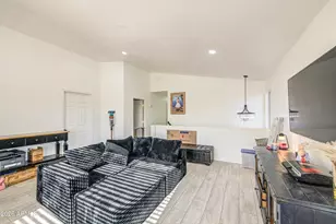 7228 S 42nd Dr, Phoenix, AZ 85041 - Photo 16