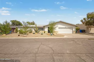 2818 E Malapai Dr, Phoenix, AZ 85028 - Photo 2