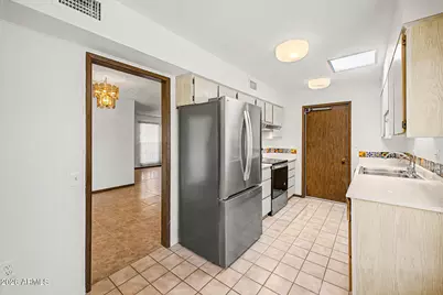 10737 W Santa Fe Drive, Sun City, AZ 85351 - Photo 8