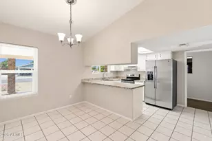 332 W Kerry Ln, Phoenix, AZ 85027 - Photo 8