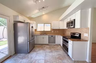3906 E Amberwood Dr, Phoenix, AZ 85048 - Photo 2