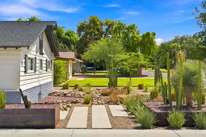 702 E Desert Park Lane, Phoenix, AZ 85020 - Photo 1