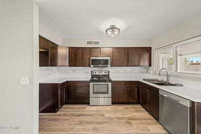 2724 E Holmes Avenue, Mesa, AZ 85204 - Photo 2