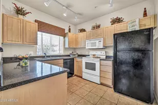 7401 W Arrowhead Clubhouse Dr, Glendale, AZ 85308 - Photo 2