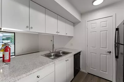 3065 N 67th Avenue #Apt 112, Phoenix, AZ 85033 - Photo 10