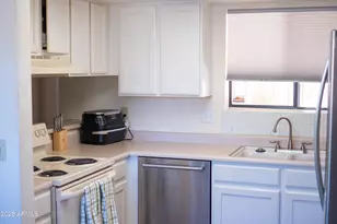 2918 W Christy Dr, Phoenix, AZ 85029 - Photo 1