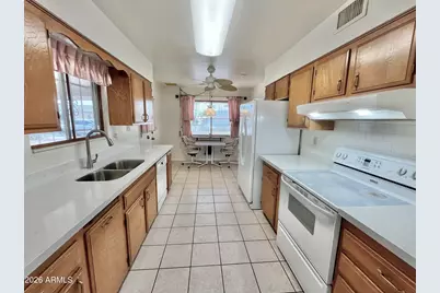 10527 W Prairie Hills Circle, Sun City, AZ 85351 - Photo 2