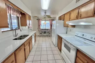 10527 W Prairie Hills Cir, Sun City, AZ 85351 - Photo 2