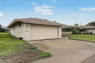 10208 W Kingswood Cir, Sun City, AZ 85351 - Photo 2