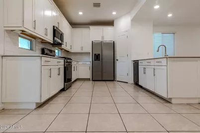 9210 W Willow Bend Lane, Phoenix, AZ 85037 - Photo 8