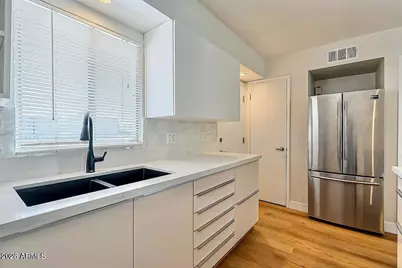 3737 E Turney Avenue #208, Phoenix, AZ 85018 - Photo 8