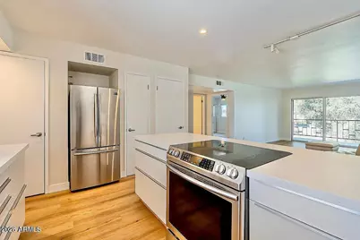 3737 E Turney Avenue #208, Phoenix, AZ 85018 - Photo 2