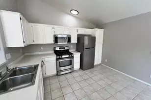 11231 W Golden Ln, Peoria, AZ 85345 - Photo 10