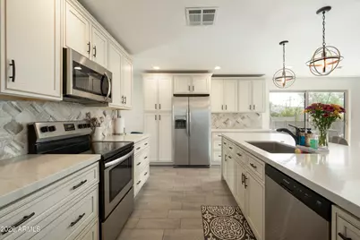 11221 N 31st Place, Phoenix, AZ 85028 - Photo 6