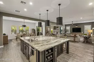 2933 E Daley Ln, Phoenix, AZ 85050 - Photo 2