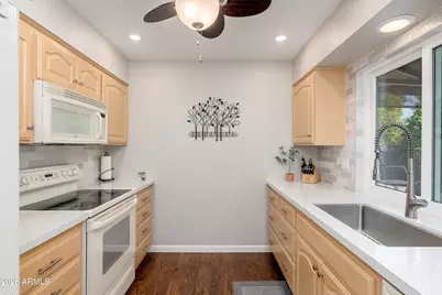 16846 N Meadow Park Drive, Sun City, AZ 85351 - Photo 10