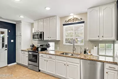 4002 N 32nd Place, Phoenix, AZ 85018 - Photo 8