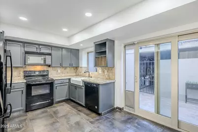 7654 E Minnezona Avenue, Scottsdale, AZ 85251 - Photo 12