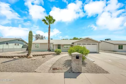 13815 N 41st Place, Phoenix, AZ 85032 - Photo 1