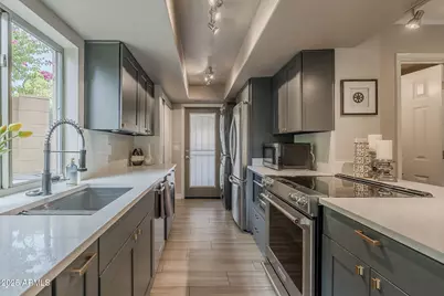 10409 N 10th Street #1, Phoenix, AZ 85020 - Photo 1