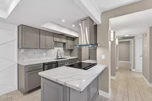 7557 N Dreamy Draw Dr, Phoenix, AZ 85020 - Photo 1