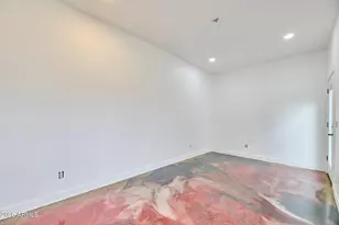 327 E Medlock Dr, Phoenix, AZ 85012 - Photo 32