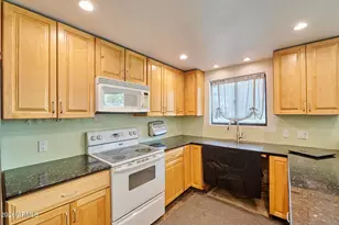 327 E Medlock Dr, Phoenix, AZ 85012 - Photo 6