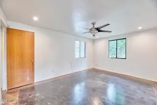 327 E Medlock Dr, Phoenix, AZ 85012 - Photo 20