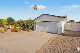 3907 W Paradise Dr, Phoenix, AZ 85029 - Photo 1