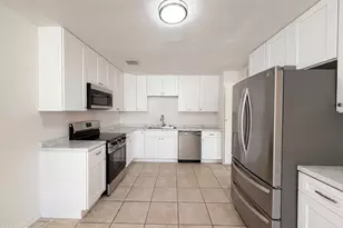 6060 W Hollyhock Dr, Phoenix, AZ 85033 - Photo 1