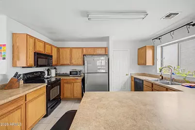 3243 W Jessica Lane, Phoenix, AZ 85041 - Photo 2