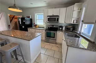 20 Narragansett Ave, Newport, RI 02840 - Photo 2