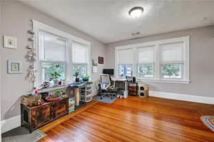 136 Hillside Ave, Pawtucket, RI 02860 - Photo 2