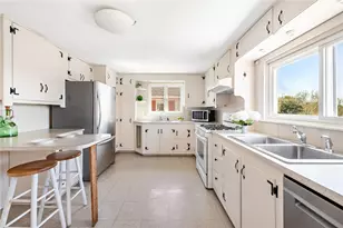 124 Houston Ave, Narragansett, RI 02882 - Photo 18