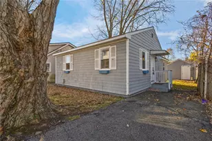 19 Curtis St, Warwick, RI 02889 - Photo 2