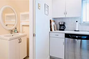 22 Dixon St, Newport, RI 02840 - Photo 8