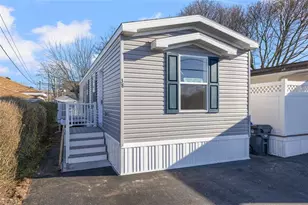 38 Lowell Ave, Pawtucket, RI 02861 - Photo 2