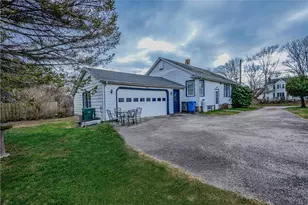 222 Peckham Ave, Middletown, RI 02842 - Photo 4