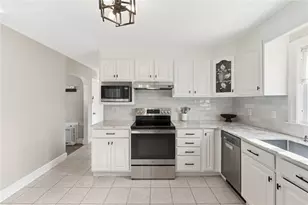 11 Gladding St, Bristol, RI 02809 - Photo 4