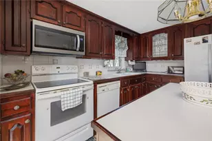 39 Holiday Ave, Warwick, RI 02888 - Photo 10