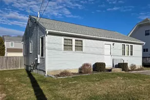 39 Elizabeth Rd, Narragansett, RI 02882 - Photo 1