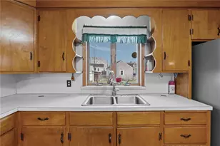 128 Warwick Rd, Pawtucket, RI 02861 - Photo 10