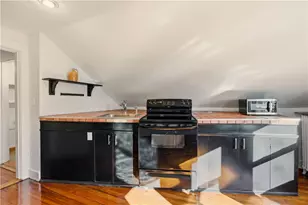 31 Bayside Ave, Newport, RI 02840 - Photo 8