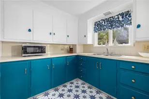 37 Concord Dr, Middletown, RI 02842 - Photo 8