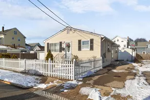 27 Lloyd St, Pawtucket, RI 02860 - Photo 1