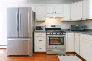 19 Underwood Ct, Newport, RI 02840 - Photo 8