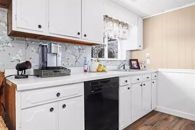 135 Meshanticut Valley Parkway, Cranston, RI 02920 - Photo 18